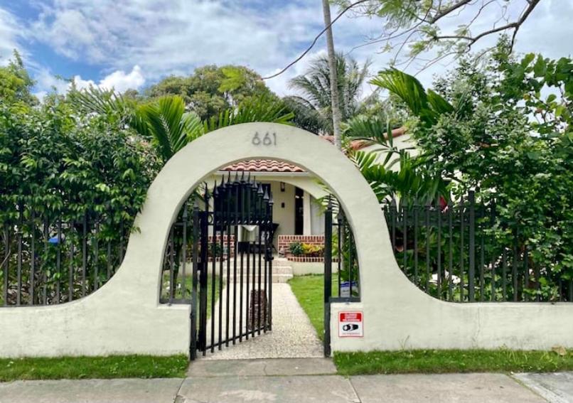 Entire Private Beautiful 2 Bedroom Plus Den House With Gated Front&Back Yard And Free Parking 10Min Drive To Miami Beach Екстер'єр фото